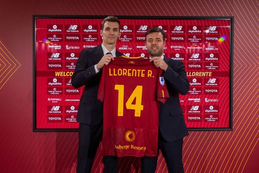 ROME, ITALY - JANUARY 31: AS Roma new signing Diego Llorente, with AS Roma General Manager Tiago Pinto, poses with his new jersey at Centro Sportivo Fulvio Bernardini on January 31, 2023 in Rome, Italy. (Photo by Fabio Rossi/AS Roma via Getty Images) Roma, ufficializzato l’acquisto di Llorente: “Voglio sfruttare questa occasione”- immagine 2