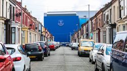 Tifoso del Liverpool accusato di insulti omofobi ai fan dell’Everton al Merseyside Derby