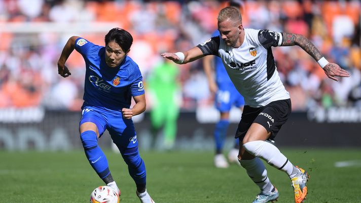 VALENCIA, SPAIN - OCTOBER 23: Lee Kang-in of RCD Mallorca runs with the ball whilst under pressure from Uros Racic of Valencia during the La Liga Santander match between Valencia CF and RCD Mallorca at Estadio Mestalla on October 23, 2021 in Valencia, Spain. (Photo by Alex Caparros/Getty Images) Dalla Spagna: la Viola ci prova per un centrocampista del Valencia. La situazione - immagine 1