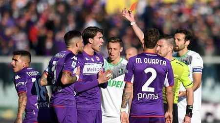 FLORENCE, ITALY - DECEMBER 19:Referee Marco Serra shows the red card to Cristiano Biraghi of ACF Fiorentina during the Serie A match between ACF Fiorentina and US Sassuolo at Stadio Artemio Franchi on December 19, 2021 in Florence, Italy. (Photo by Alessandro Sabattini/Getty Images)
