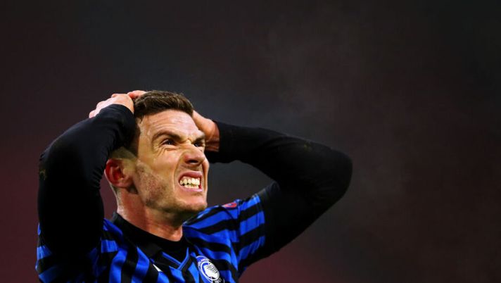 AMSTERDAM, NETHERLANDS - DECEMBER 09: Robin Gosens of Atalanta BC reacts to a missed chance on goal during the UEFA Champions League Group D stage match between Ajax Amsterdam and Atalanta BC at Johan Cruijff Arena on December 09, 2020 in Amsterdam, Netherlands. Sporting stadiums around Netherlands remain under strict restrictions due to the Coronavirus Pandemic as Government social distancing laws prohibit fans inside venues resulting in games being played behind closed doors. (Photo by Dean Mouhtaropoulos/Getty Images) TMW: “Gosens, la cessione al Newcastle non va esclusa ma l’Atalanta aspetta l’offerta” - immagine 1