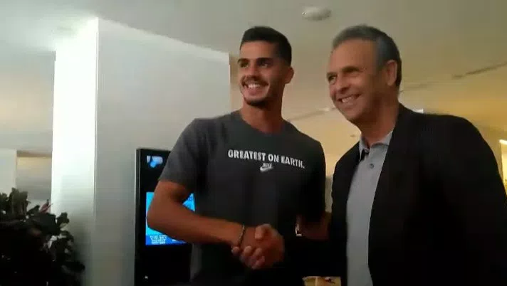 André Silva è a Siviglia: accolto dal DS Caparrós