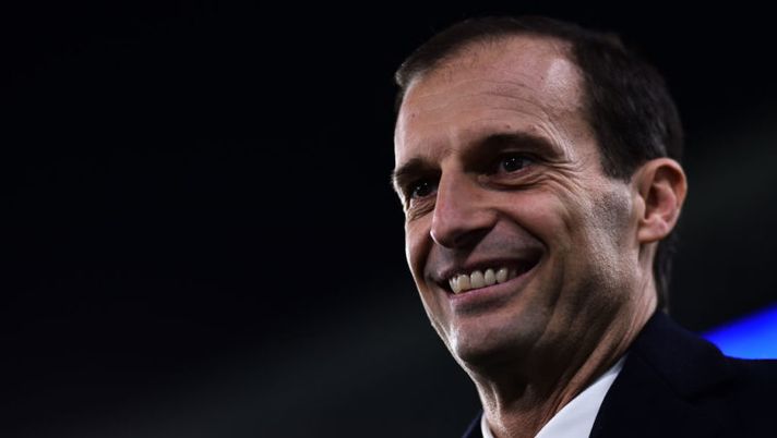 Juventus' coach Massimiliano Allegri looks on during the Italian Serie A football match Juventus Vs Crotone on November 26, 2017 at the 'Allianz Stadium' in Turin. / AFP PHOTO / MARCO BERTORELLO (Photo credit should read MARCO BERTORELLO/AFP/Getty Images) Allegri: “Ho perso Mandzukic! Douglas straordinario, rinato Benatia, De Sciglio non ha fatto nulla” - immagine 1