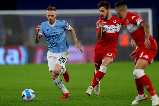 ROME, ITALY - OCTOBER 27: Manuel Lazzari of SS Lazio in action during the the Serie A match between SS Lazio and ACF Fiorentina at Stadio Olimpico on October 27, 2021 in Rome, Italy. (Photo by Paolo Bruno/Getty Images) Calendario Serie A, con la Lazio di sabato. Corsa contro il tempo per i sudamericani- immagine 2