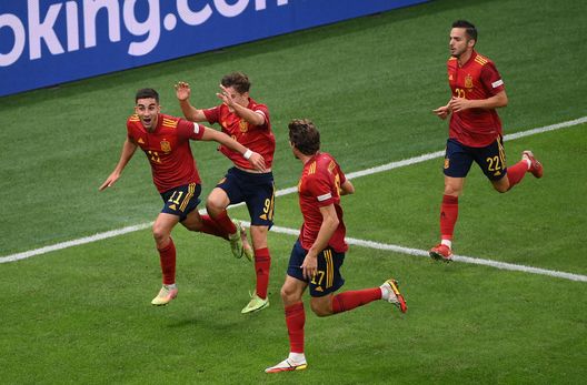 MILAN, ITALY - OCTOBER 06: Ferran Torres of Spain celebrates after scoring their side's first goal during the UEFA Nations League 2021 Semi-final match between Italy and Spain at San Siro Stadium on October 06, 2021 in Milan, Italy. (Photo by Marco Bertorello - Pool/Getty Images) Barcellona, l’addio di Coutinho non basta: servono altre uscire per iscrivere Ferran Torres - immagine 1