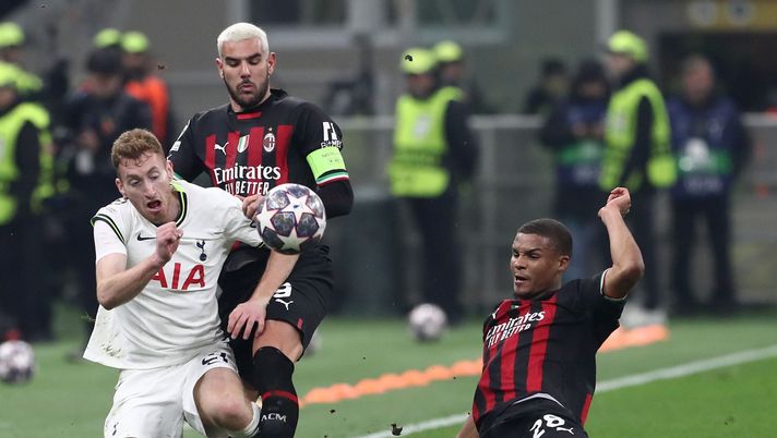 MILAN, ITALY - FEBRUARY 14: Dejan Kulusevski of Tottenham Hotspur battles for possession with Malick Thiaw and Theo Hernandez of AC Milan during the UEFA Champions League round of 16 leg one match between AC Milan and Tottenham Hotspur at Giuseppe Meazza Stadium on February 14, 2023 in Milan, Italy. (Photo by Marco Luzzani/Getty Images) Orlando: “Spero che le italiane si incontrino in Champions” - immagine 1