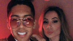 Firmino, ma che ti sei messo? Anche a Capodanno mostra la cravatta “futuristica”