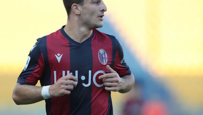 PARMA, ITALY - JULY 12: Riccardo Orsolini of Bologna FC looks on during the Serie A match between Parma Calcio and Bologna FC at Stadio Ennio Tardini on July 12, 2020 in Parma, Italy. (Photo by Emilio Andreoli/Getty Images) Bologna, le prove di formazione: il portiere, Hickey, De Silvestri, Barrow e Orsolini… - immagine 1