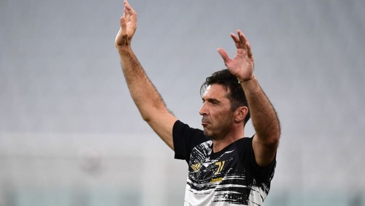 Juventus' Italian goalkeeper Gianluigi Buffon warm up prior the UEFA Champions League round of 16 second leg football match between Juventus and Olympique Lyonnais (OL), played behind closed doors due to the spread of the COVID-19 infection, caused by the novel coronavirus, at the Juventus stadium, in Turin , on August 7, 2020. (Photo by Miguel MEDINA / AFP) (Photo by MIGUEL MEDINA/AFP via Getty Images) Buffon: “Juve, altro mini ciclo con Allegri: i giocatori con lui in panchina…” - immagine 1