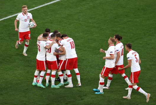 SAINT PETERSBURG, RUSSIA - JUNE 14: Karol Linetty of Poland celebrates with team mates after scoring their side's first goal during the UEFA Euro 2020 Championship Group E match between Poland and Slovakia at the Saint Petersburg Stadium on June 14, 2021 in Saint Petersburg, Russia. (Photo by Anton Vaganov - Pool/Getty Images) SAINT PETERSBURG, RUSSIA - JUNE 14: Karol Linetty of Poland celebrates with team mates after scoring their side's first goal during the UEFA Euro 2020 Championship Group E match between Poland and Slovakia at the Saint Petersburg Stadium on June 14, 2021 in Saint Petersburg, Russia. (Photo by Anton Vaganov - Pool/Getty Images)