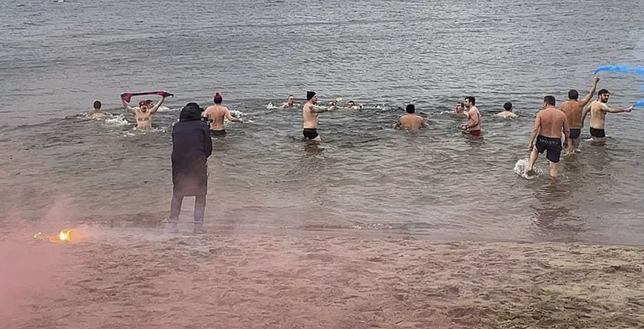 foto Sport24 Cska, tifosi più ‘caldi’ di Russia: prima della partita tuffo nel Volga ghiacciato- immagine 2