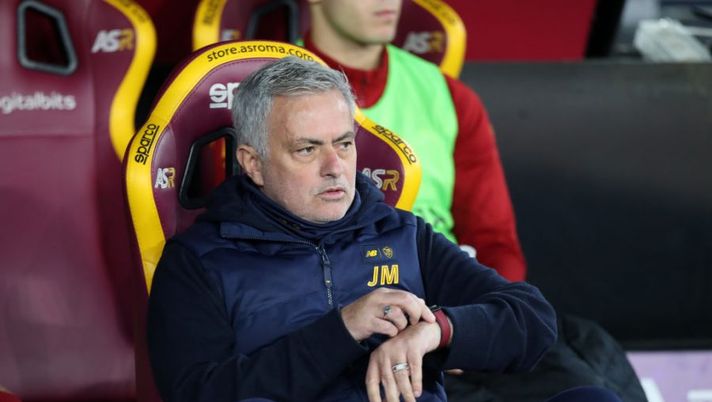 ROME, ITALY - FEBRUARY 04: Jose Mourinho, Head Coach of AS Roma, looks on prior to the Serie A match between AS Roma and Empoli FC at Stadio Olimpico on February 04, 2023 in Rome, Italy. (Photo by Paolo Bruno/Getty Images) Serra sul litigio in Cremonese-Roma: “Non ho detto nulla per offendere Mourinho” - immagine 1
