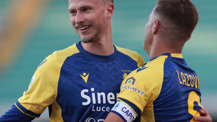 VERONA, ITALY - FEBRUARY 13: Antonin Barak of Hellas Verona celebrates with his team-mate Darko Lazovic during the Serie A match between Hellas Verona and Udinese Calcio at Stadio Marcantonio Bentegodi on February 13, 2022 in Verona, Italy. (Photo by Emilio Andreoli/Getty Images) Alla Fiorentina serve davvero Barak? Mix di fisicità, tecnica e voglia di gol - immagine 1