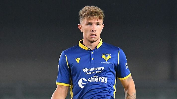 VERONA, ITALY - NOVEMBER 02: Matteo Lovato of Hellas Verona in action during the Serie A match between Hellas Verona FC and Benevento Calcio at Stadio Marcantonio Bentegodi on November 02, 2020 in Verona, Italy. (Photo by Alessandro Sabattini/Getty Images) Milan, la Gazzetta: “Uno di questi tre difensori arriverà già a gennaio in rossonero” - immagine 1