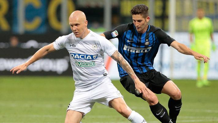 MILAN, ITALY - MAY 28: Emil Hallfredsson of Udinese Calcio (L) competes for the ball with Roberto Gagliardini of FC Internazionale Milano during the Serie A match between FC Internazionale and Udinese Calcio at Stadio Giuseppe Meazza on May 28, 2017 in Milan, Italy. (Photo by Emilio Andreoli/Getty Images) MILAN, ITALY - MAY 28: Emil Hallfredsson of Udinese Calcio (L) competes for the ball with Roberto Gagliardini of FC Internazionale Milano during the Serie A match between FC Internazionale and Udinese Calcio at Stadio Giuseppe Meazza on May 28, 2017 in Milan, Italy. (Photo by Emilio Andreoli/Getty Images)