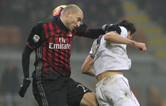  MILAN, ITALY - FEBRUARY 19: Gabriel Paletta of AC Milan competes for the ball with Nikola Kalinic of ACF Fiorentina during the Serie A match between AC Milan and ACF Fiorentina at Stadio Giuseppe Meazza on February 19, 2017 in Milan, Italy. (Photo by Marco Luzzani/Getty Images) 