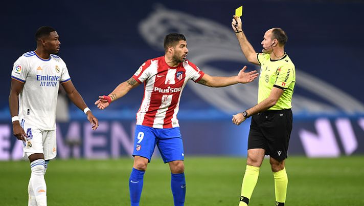 MADRID, SPAIN - DECEMBER 12: Luis Suarez of Atletico de Madrid and David Alaba of Real Madrid CF receive yellow cards during the La Liga Santander match between Real Madrid CF and Club Atletico de Madrid at Estadio Santiago Bernabeu on December 12, 2021 in Madrid, Spain. (Photo by Denis Doyle/Getty Images) L’Atletico Madrid: “E’ una beffa, il pasillo al Real Madrid al derby non lo facciamo”- immagine 1