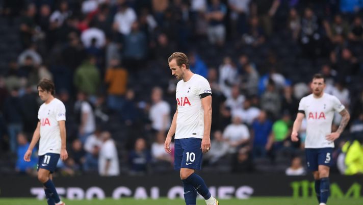 LONDON, ENGLAND - SEPTEMBER 19: Harry Kane of Tottenham Hotspur looks dejected after their side concedes a third goal scored by Antonio Ruediger of Chelsea (not pictured) during the Premier League match between Tottenham Hotspur and Chelsea at Tottenham Hotspur Stadium on September 19, 2021 in London, England. (Photo by Laurence Griffiths/Getty Images) 31 ore di viaggio e match rinviato per neve: Kane li invita a una partita come ospiti - immagine 1