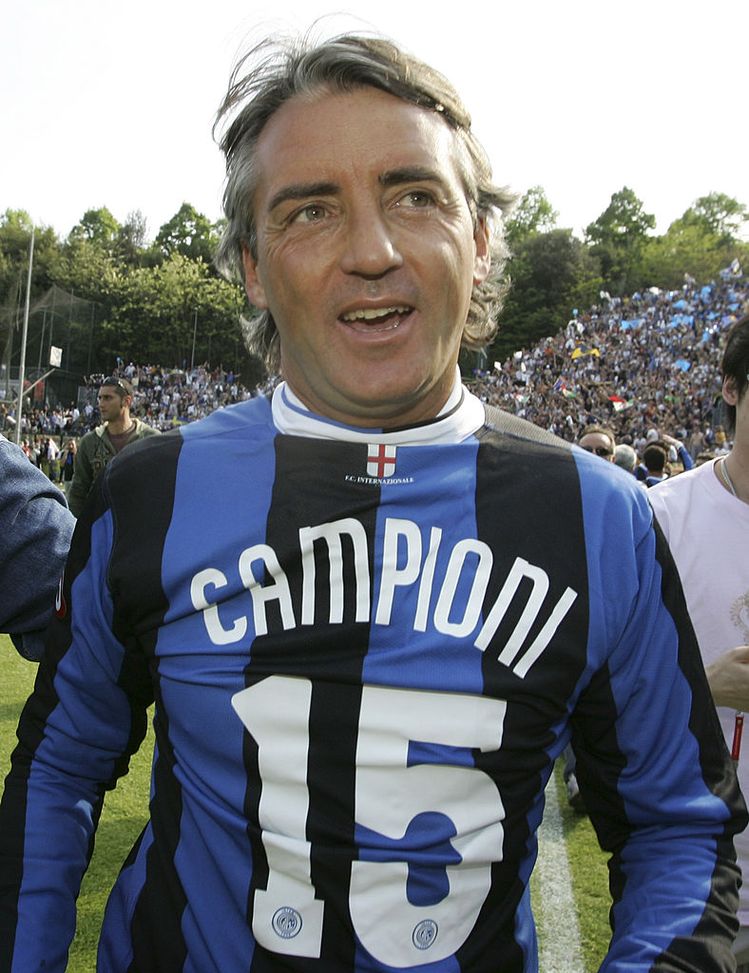 SIENA, ITALY ? APRIL 22: Inter Milan's head coach Roberto Mancini celebrates at the end of the Italian Serie A football match between AC Siena and FC Inter Milan at the Stadio Artemio Franchi on April 22, 2007 in Siena, Italy. Inter Milan beat Siena 2-1 to win their 15th Italian Serie A championship title. (Photo by NewPress/Getty Images)