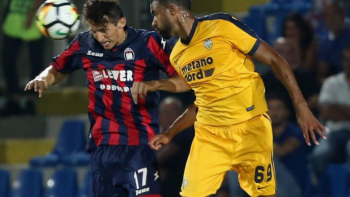 CROTONE, ITALY - AUGUST 27:  Ante Budimir (L) of Crotone competes for the ball with Samuel Suprayen of Verona during the Serie A match between FC Crotone and Hellas Verona FC at Stadio Comunale Ezio Scida on August 27, 2017 in Crotone, Italy.  (Photo by Maurizio Lagana/Getty Images)  CROTONE, ITALY - AUGUST 27:  Ante Budimir (L) of Crotone competes for the ball with Samuel Suprayen of Verona during the Serie A match between FC Crotone and Hellas Verona FC at Stadio Comunale Ezio Scida on August 27, 2017 in Crotone, Italy.  (Photo by Maurizio Lagana/Getty Images)