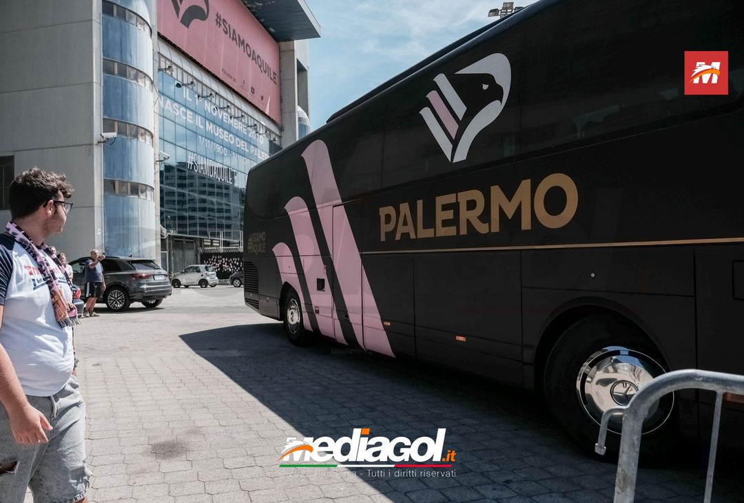 FOTO Reggina-Palermo, i rosanero di Corini in partenza dal “Renzo Barbera” (Gallery) - immagine 28