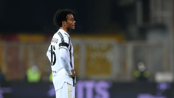 BENEVENTO, ITALY - NOVEMBER 28: Juan Cuadrado of Juventus stands disappointed during the Serie A match between Benevento Calcio and Juventus at Stadio Ciro Vigorito on November 28, 2020 in Benevento, Italy. (Photo by Francesco Pecoraro/Getty Images) 