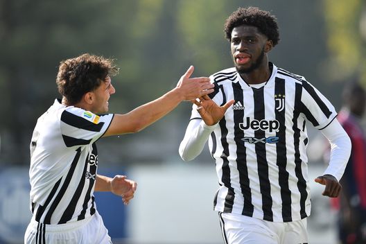 VINOVO, ITALY - OCTOBER 24: Samuel Iling-Junior of Juventus U19 celebrates a goal with team mate Luis Hasa during the Primavera 1 match between Juventus U19 and Bologna U19 at Juventus Center Vinovo on October 24, 2021 in Vinovo, Italy. (Photo by Valerio Pennicino - Juventus FC/Juventus FC via Getty Images) Under 19, la Juventus vince sul campo del Genoa: è 2-1 - immagine 1