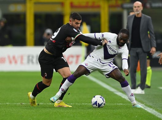 MILAN, ITALY - NOVEMBER 13: Theo Hernandez of AC Milan competes for the ball with Jonathan Ikone of ACF Fiorentina during the Serie A match between AC Milan and ACF Fiorentina at Stadio Giuseppe Meazza on November 13, 2022 in Milan, Italy. (Photo by Claudio Villa/AC Milan via Getty Images) Ulivieri: “Fiorentina, a San Siro grande calcio. Nico e arbitri? Vi dico la mia”- immagine 2