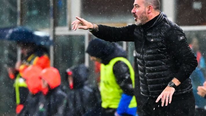 Sampdoria's Serbian coach Dejan Stankovic gives instructions during the Italian Serie A football match between Sampdoria and Napoli on January 8, 2023 at the Luigi-Ferraris stadium in Genoa. (Photo by Andreas SOLARO / AFP) (Photo by ANDREAS SOLARO/AFP via Getty Images) Stankovic: “Gabbiadini aveva un problema. Vorrei Colley e Sabiri ma devono volerlo” - immagine 1