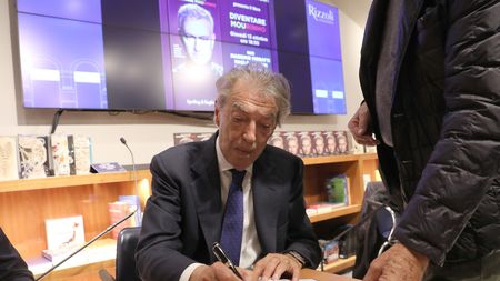 MILAN, ITALY - OCTOBER 13: Massimo Moratti during the presentation of Ivan Zazzaroni's new book 'Diventare Mourinho' at the Rizzoli bookshop in the Galleria Vittorio Emanuele II on October 13, 2022 in Milan, Italy. (Photo by Vincenzo Lombardo/Getty Images)