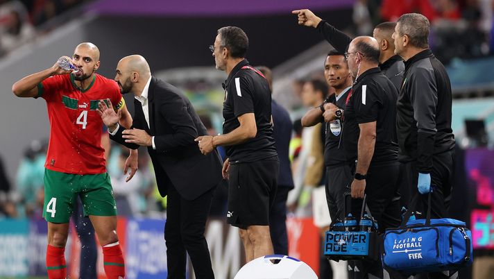 DOHA, QATAR - DECEMBER 10: Sofyan Amrabat of Morocco listens to instructions from Head Coach Walid Regragui during the FIFA World Cup Qatar 2022 quarter final match between Morocco/Spain and Portugal/Switzerland at Al Thumama Stadium on December 10, 2022 in Doha, Qatar. (Photo by Michael Steele/Getty Images) 4-5-1, il modulo che esalta Amrabat: meno regista, più difensore - immagine 1