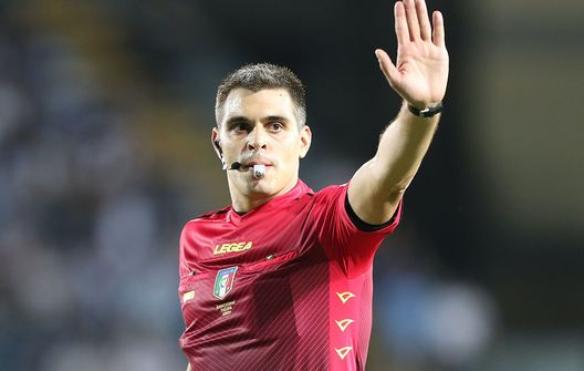 EMPOLI, ITALY - AUGUST 21: Simone Sozza referee during the Serie A match between Empoli FC v SS Lazio at Stadio Carlo Castellani on August 21, 2021 in Empoli, Italy. (Photo by Gabriele Maltinti/Getty Images) EMPOLI, ITALY - AUGUST 21: Simone Sozza referee during the Serie A match between Empoli FC v SS Lazio at Stadio Carlo Castellani on August 21, 2021 in Empoli, Italy. (Photo by Gabriele Maltinti/Getty Images)