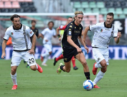 VENICE, ITALY - SEPTEMBER 19: Simone Bastoni of Spezia Calcio and Dennis Johnsen of Venezia FC and Jacopo Sala of Spezia Calcio in action during the Serie A match between Venezia FC and Spezia Calcio at Stadio Paolo Mazza on September 19, 2021 in Venice, Italy. (Photo by Giuseppe Bellini/Getty Images) VENICE, ITALY - SEPTEMBER 19: Simone Bastoni of Spezia Calcio and Dennis Johnsen of Venezia FC and Jacopo Sala of Spezia Calcio in action during the Serie A match between Venezia FC and Spezia Calcio at Stadio Paolo Mazza on September 19, 2021 in Venice, Italy. (Photo by Giuseppe Bellini/Getty Images)