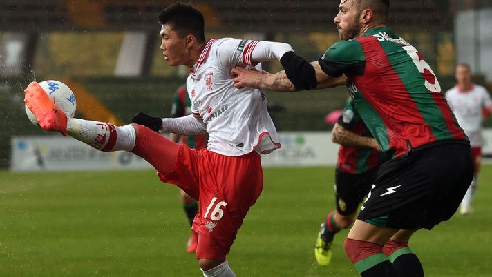 TERNI, ITALY - NOVEMBER 26:  Kwang Song Han (L) of Perugia controls the ball as Andrea Signorini of Ternana tackles during the Serie A match between Ternana Calcio and AC Perugia at Stadio Libero Liberati on November 26, 2017 in Terni, Italy.  (Photo by Tullio M. Puglia/Getty Images) 