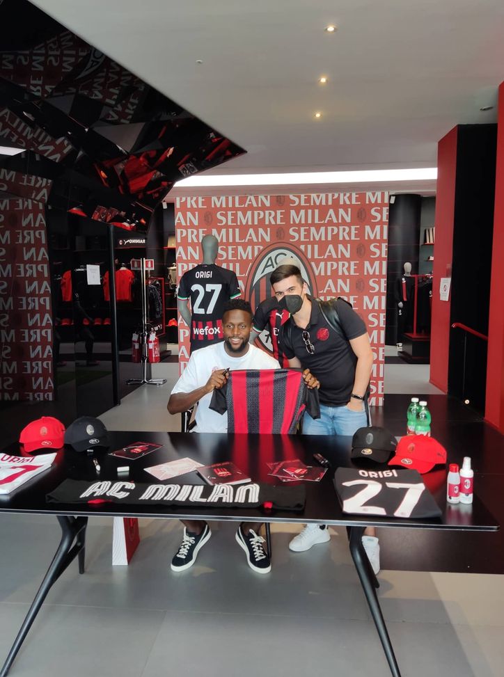 Divock Origi (attaccante AC Milan) al 'Meet & Greet' con i tifosi rossoneri a 'Casa Milan' | News (pianetamilan.it) Divock Origi AC Milan