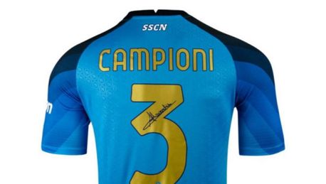 Il Napoli presenta la nuova maglia celebrativa per lo scudetto!