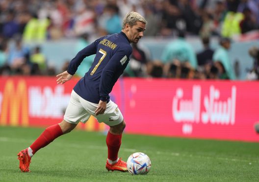 AL KHOR, QATAR - DECEMBER 10: Antoine Griezmann of France during the FIFA World Cup Qatar 2022 quarter final match between England and France at Al Bayt Stadium on December 10, 2022 in Al Khor, Qatar. (Photo by Catherine Ivill/Getty Images) Dugarry incorona Griezmann: “Un misto fra Platini e Zidane, è il vero insostituibile di Deschamps” - immagine 1