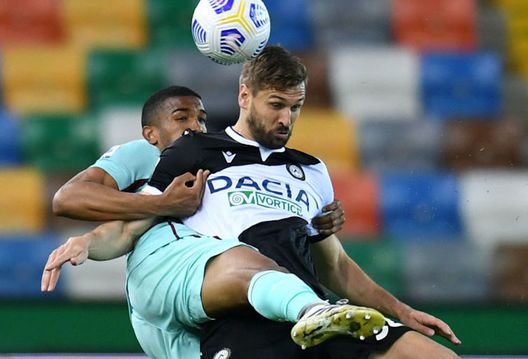 UDINE, ITALY - APRIL 10: Fernando Llorente of Udinese Calcio is challenged by Gleison Bremer of Torino FC during the Serie A match between Udinese Calcio and Torino FC at Dacia Arena on April 10, 2021 in Udine, Italy. Sporting stadiums around Italy remain under strict restrictions due to the Coronavirus Pandemic as Government social distancing laws prohibit fans inside venues resulting in games being played behind closed doors. (Photo by Alessandro Sabattini/Getty Images) UDINE, ITALY - APRIL 10: Fernando Llorente of Udinese Calcio is challenged by Gleison Bremer of Torino FC during the Serie A match between Udinese Calcio and Torino FC at Dacia Arena on April 10, 2021 in Udine, Italy. Sporting stadiums around Italy remain under strict restrictions due to the Coronavirus Pandemic as Government social distancing laws prohibit fans inside venues resulting in games being played behind closed doors. (Photo by Alessandro Sabattini/Getty Images)