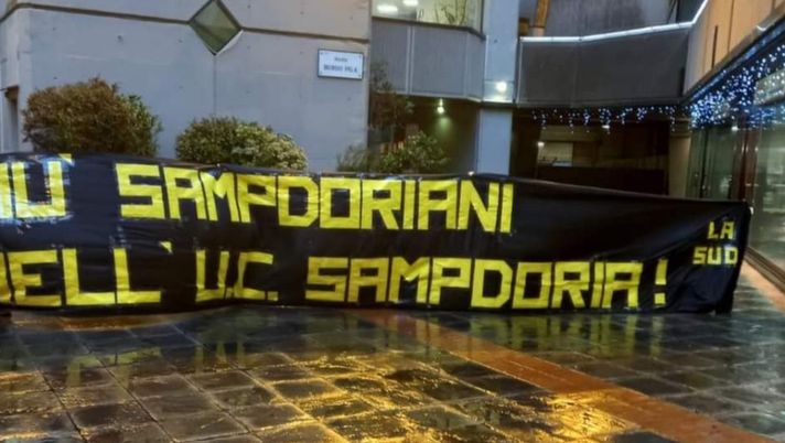 La Samp ai sampdoriani: lo striscione di benvenuto ultrà al presidente Lanna - immagine 1