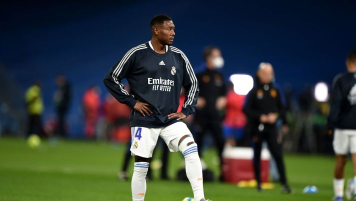 MADRID, SPAIN - DECEMBER 12: David Alaba of Real Madrid CF warms up a ahead of La Liga Santander match between Real Madrid CF and Club Atletico de Madrid at Estadio Santiago Bernabeu on December 12, 2021 in Madrid, Spain. (Photo by Denis Doyle/Getty Images) Madrid, Alaba: “Che strano in Spagna, alle 20 cenavo sempre solo al ristorante…” - immagine 1