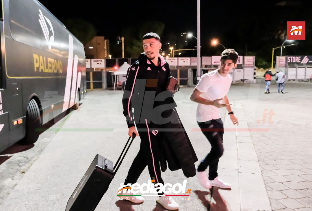 FOTO Palermo, i rosanero ritornano a Palermo dopo il ritiro a Manchester (Gallery) - immagine 19