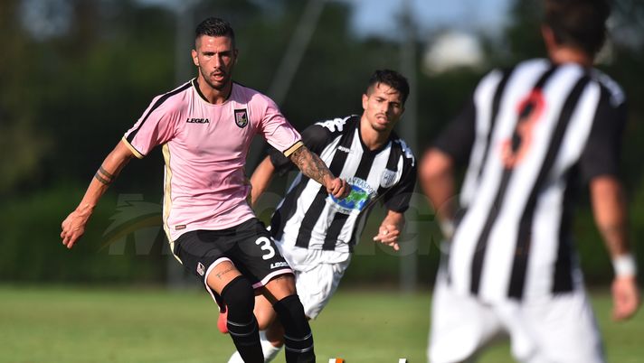 PALERMO, ITALY - AUGUST 18:  Roberto Pirrello of Palermo in action during the pre-season friendly match between US Citta' di Palermo and Sicula Leonzio at Carmelo Onorato training center on August 18, 2018 in Palermo, Italy.  (Photo by Tullio M. Puglia/Getty Images) 