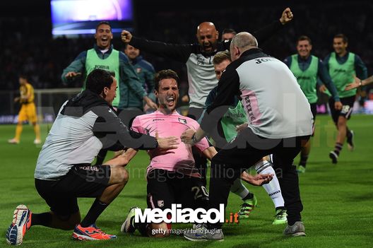 PALERMO, ITALY - MAY 15:  Franco Vazquez of Palermo celebrates after scoring the opening goal during the Serie A match between US Citta di Palermo and Hellas Verona FC at Stadio Renzo Barbera on May 15, 2016 in Palermo, Italy.  (Photo by Tullio M. Puglia/Getty Images) 