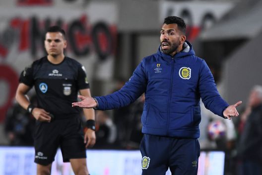 BUENOS AIRES, ARGENTINA - OCTOBER 16: Carlos Tevez head coach of Rosario Central gestures during a match between River Plate and Rosario Central as part of Liga Profesional 2022 at Estadio Más Monumental Antonio Vespucio Liberti on October 16, 2022 in Buenos Aires, Argentina. (Photo by Rodrigo Valle/Getty Images) Tevez lascia il Rosario: “Non sono qui per fare politica” - immagine 1