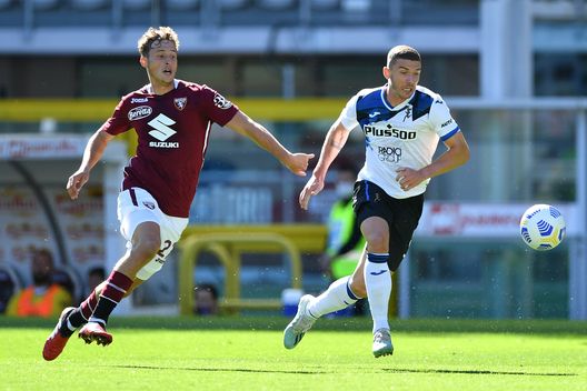 TURIN, ITALY - SEPTEMBER 26: Mergim Vojvoda (L) of Torino FC is challenged by Robin Gosens of Atalanta BC during the Serie A match between Torino FC and Atalanta BC at Stadio Olimpico di Torino on September 26, 2020 in Turin, Italy. (Photo by Valerio Pennicino/Getty Images) TURIN, ITALY - SEPTEMBER 26: Mergim Vojvoda (L) of Torino FC is challenged by Robin Gosens of Atalanta BC during the Serie A match between Torino FC and Atalanta BC at Stadio Olimpico di Torino on September 26, 2020 in Turin, Italy. (Photo by Valerio Pennicino/Getty Images)