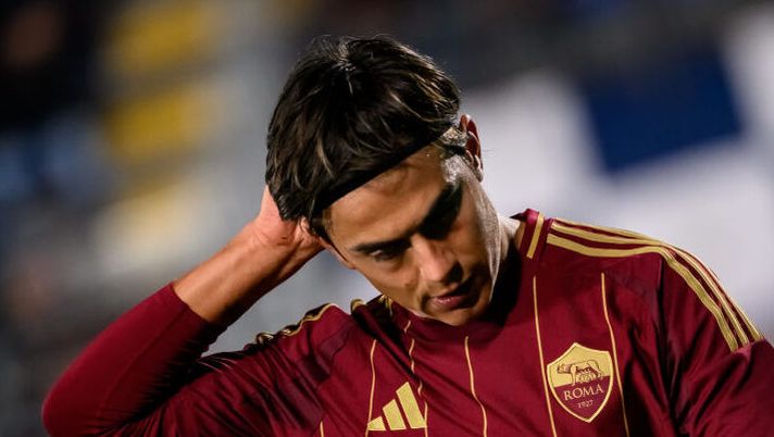 COMO, ITALY - DECEMBER 15: Paulo Dybala of AS Roma during the Serie A match between Como and Roma at Stadio G. Sinigaglia on December 15, 2024 in Como, Italy. (Photo by Fabio Rossi/AS Roma via Getty Images) NEWS – Castellanos, Dumfries, Dybala, Theo, Zaccagni, D. Luiz, Cambiaso, Paz e ora Motta cambia- immagine 1