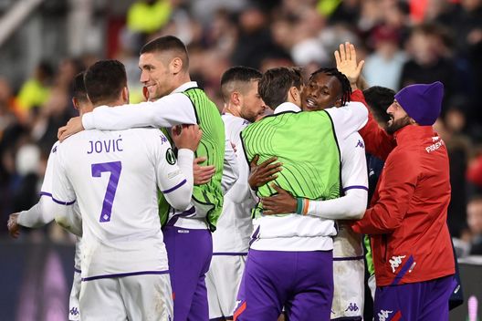 EDINBURGH, SCOTLAND - OCTOBER 06: Cristian Kouame of ACF Fiorentina celebrates with teammates after scoring their team's second goal during the UEFA Europa Conference League group A match between Heart of Midlothian and ACF Fiorentina at Tynecastle Park on October 06, 2022 in Edinburgh, Scotland. (Photo by Stu Forster/Getty Images) Il Tirreno: “Fiorentina, cuore impavido. Grande gioia per un giovane viola”- immagine 2