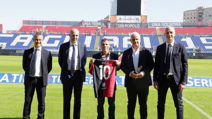 CAGLIARI, ITALY - OCTOBER 15: Carlo Catte, Tommaso Giulini, Gianfranco Zola, Stefano Filucchi and Mario Passetti pose for a photo during the Serie A match between Cagliari Calcio and Genoa CFC at Stadio Sant'Elia on October 15, 2017 in Cagliari, Italy. (Photo by Enrico Locci/Getty Images) CAGLIARI, ITALY - OCTOBER 15: Carlo Catte, Tommaso Giulini, Gianfranco Zola, Stefano Filucchi and Mario Passetti pose for a photo during the Serie A match between Cagliari Calcio and Genoa CFC at Stadio Sant'Elia on October 15, 2017 in Cagliari, Italy. (Photo by Enrico Locci/Getty Images)