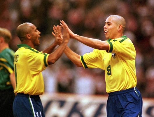 SAUDI ARABIA - DECEMBER 22: FUSSBALL: RYAD FEDERATION CUP 1997 Finale in Saudi Arabien am 22.12.97, Jubel ROMARIO und RONALDO/BRA (Photo by Henri Szwarc/Bongarts/Getty Images)