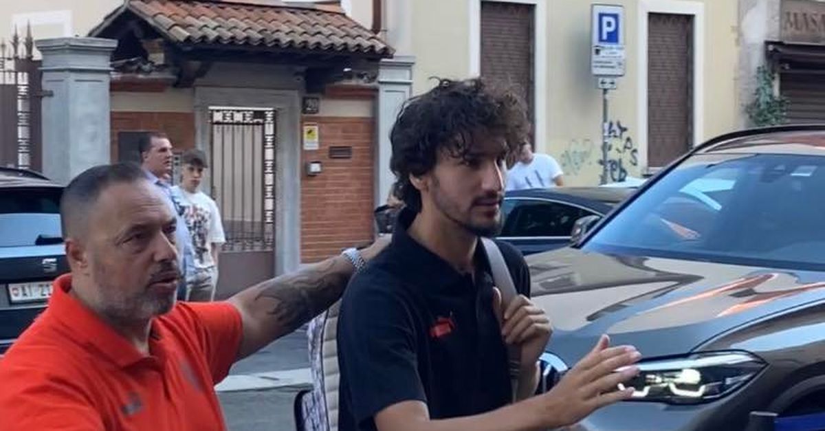 Milan, l’arrivo di alcuni calciatori rossoneri in albergo | VIDEO PM